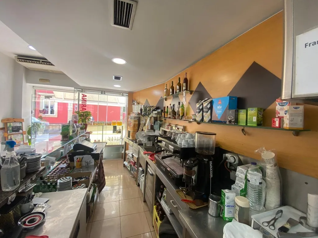 Cafeteria no Porto com Excelente Localização e Equipamentos - Image 4