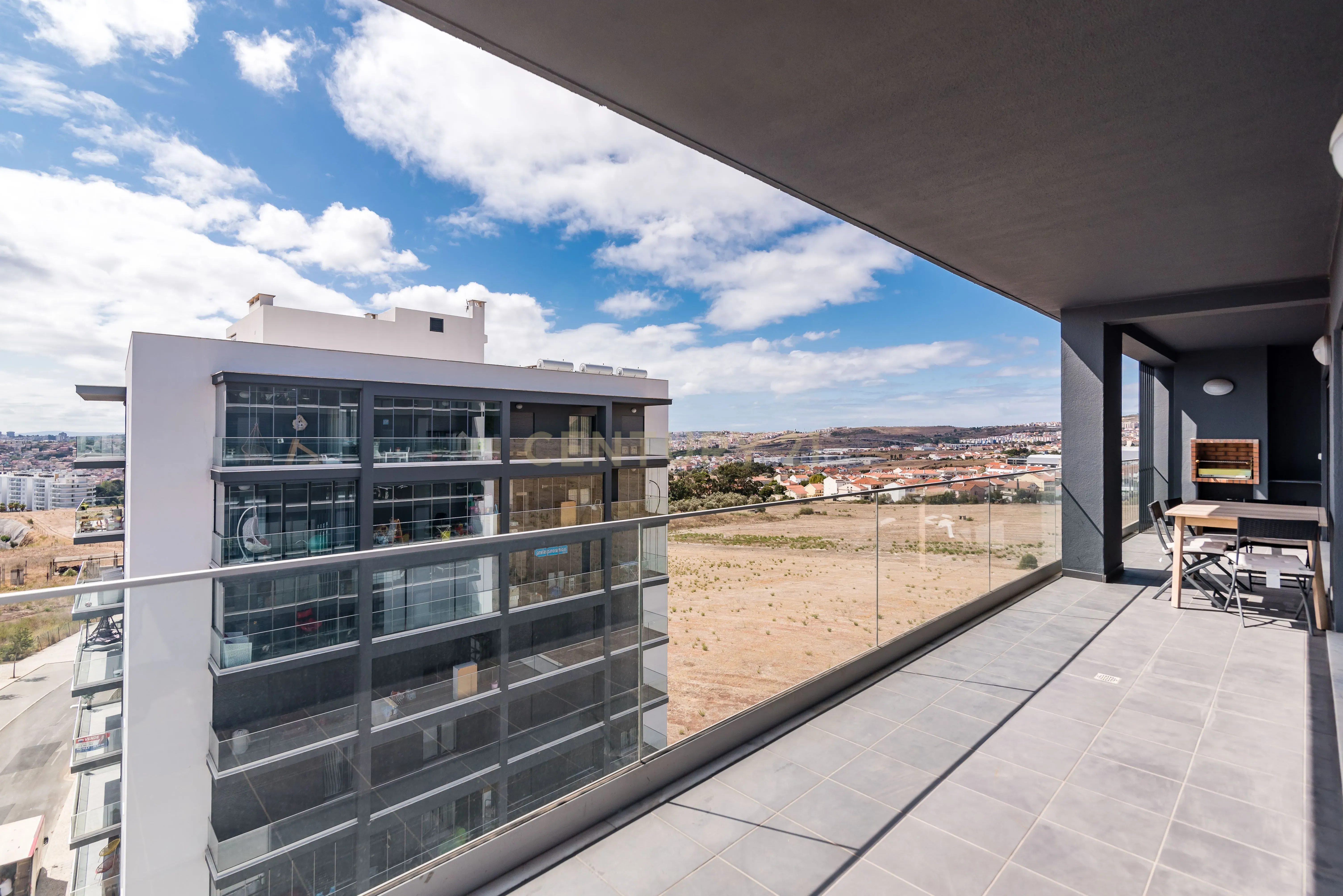 Luxuoso Apartamento T3 em Odivelas com Vista Panorâmica - Image 16