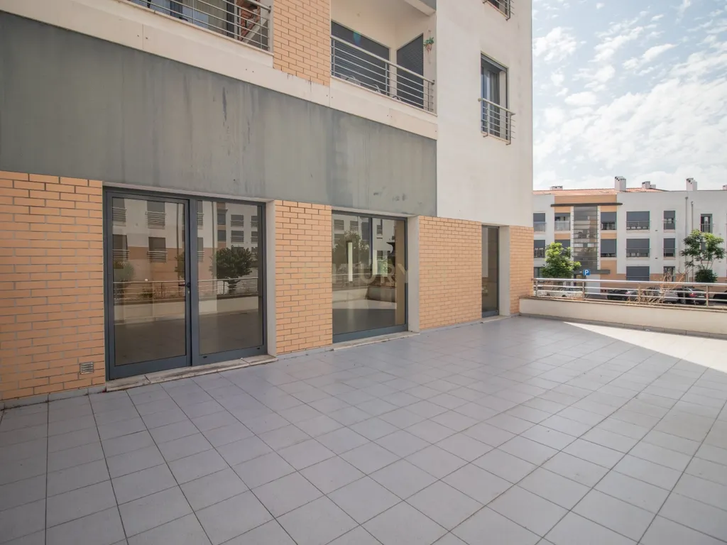 Loja passível de ser transformado em Apartamento T2 ou T3 com terraço privativo de Garagem - Image 22