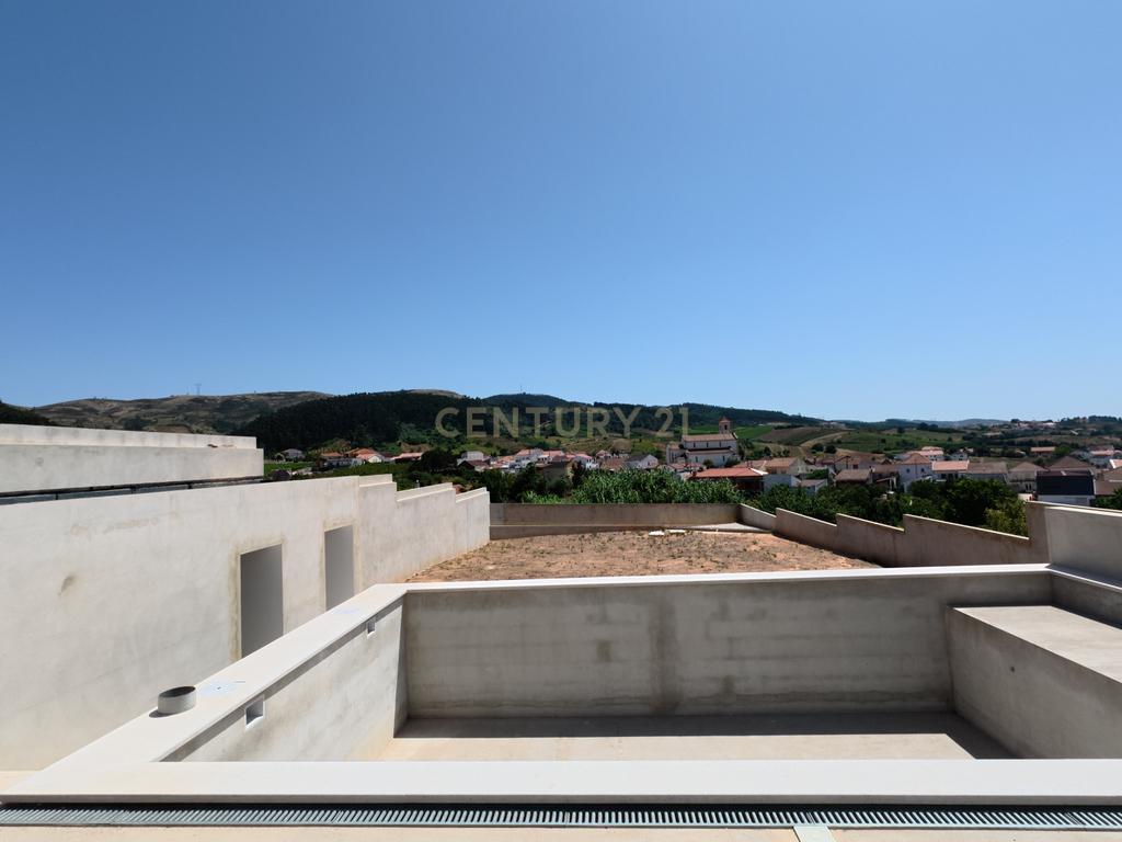MORADIA T3 NOVA COM PISCINA E VISTA SERRA EM LOTE 795 M2 | Vilar, Cadaval - Image 33