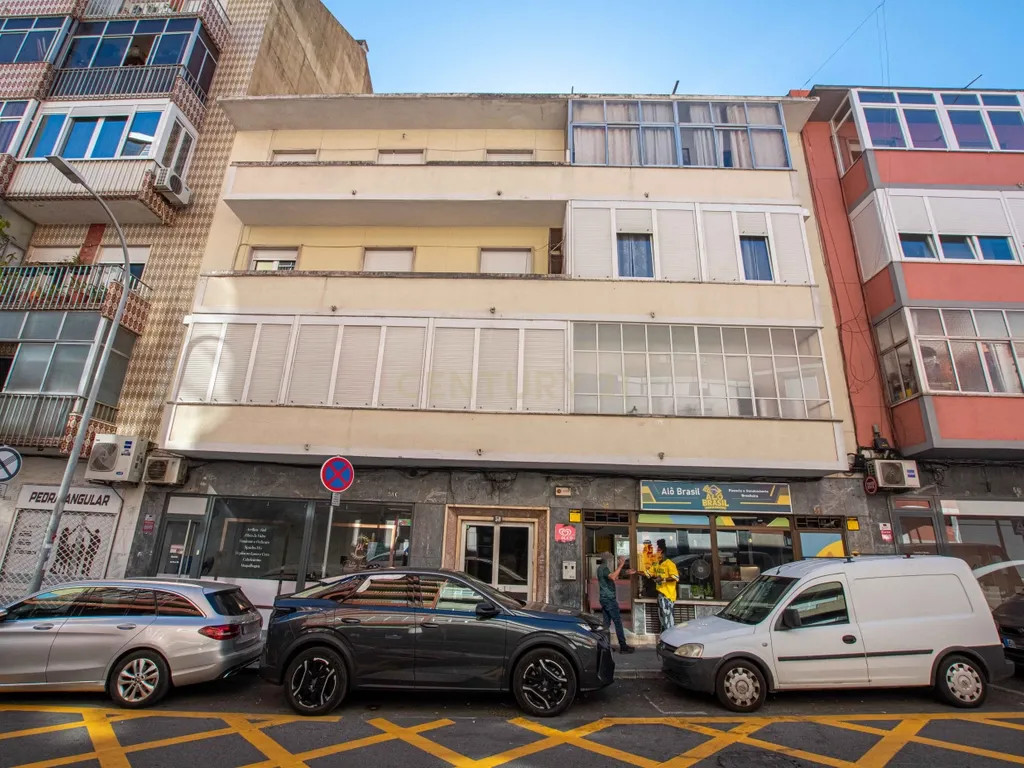 Apartamento T1 Renovado no Centro da Amadora - Image 2
