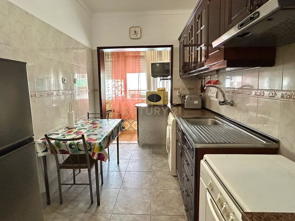 Apartamento T3 na avenida principal de Corroios - Oportunidade Única! - Image 1