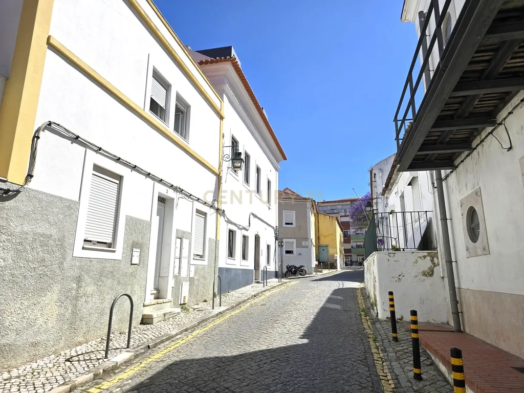 Apartamento T2 duplex mobilado para arrendamento em Almada - Image 11