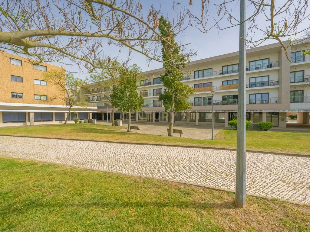 Apartamento T3 com Duas Varandas, Garagem Box e Lugar de estacionamento na Vila Serena, Pinhal Novo - Image 51