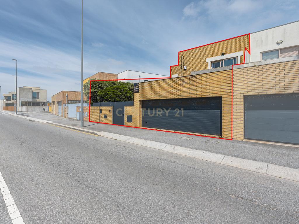 Moradia T4 com piscina e jardim a 2 passos da praia Lavra – Matosinhos - Image 11