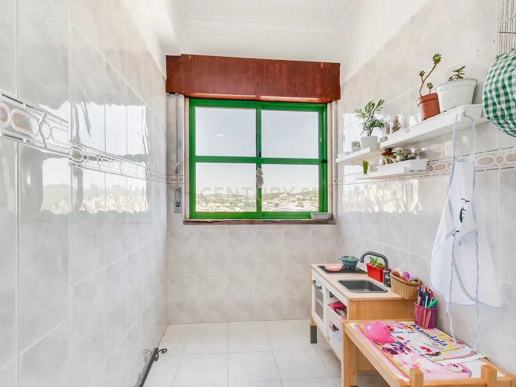 Apartamento T3 com boas áreas, varandas e arrecadação – Rinchoa, Rio de Mouro - Image 28