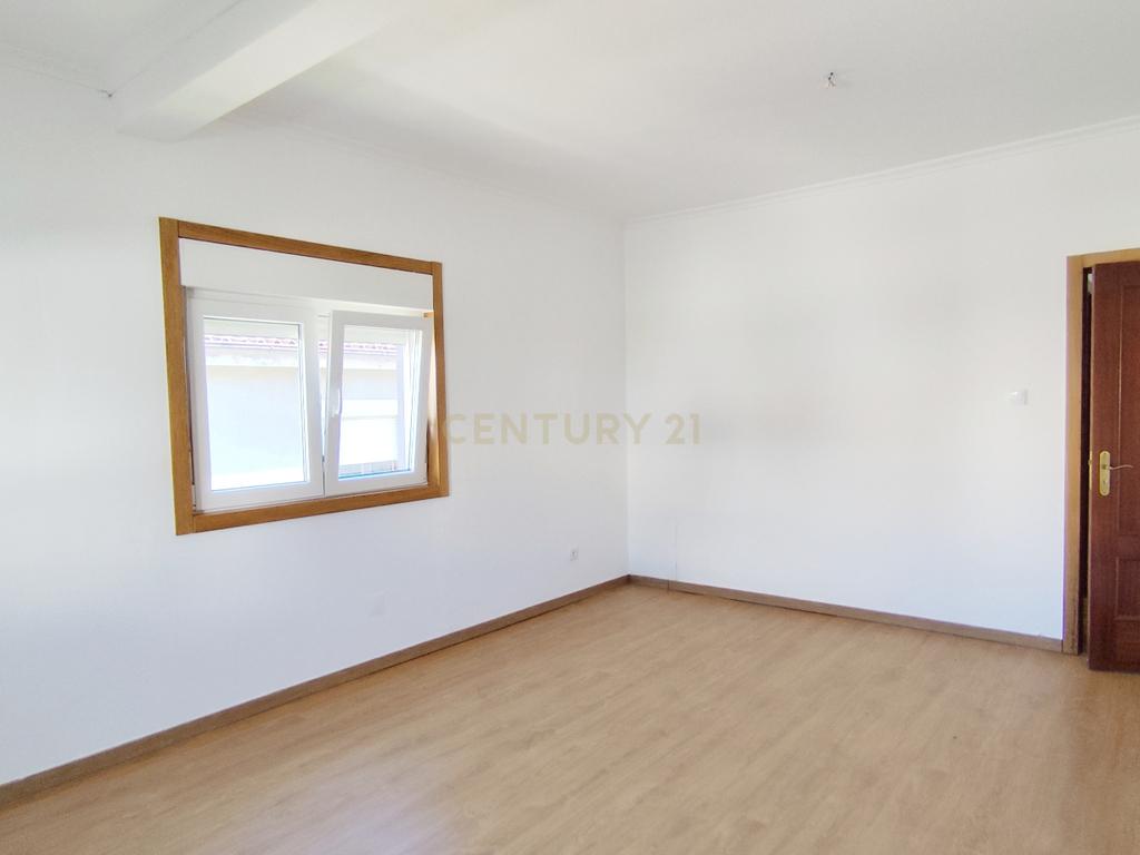 Moradia T4 numa Localização Privilegiada em Chaves - Image 22