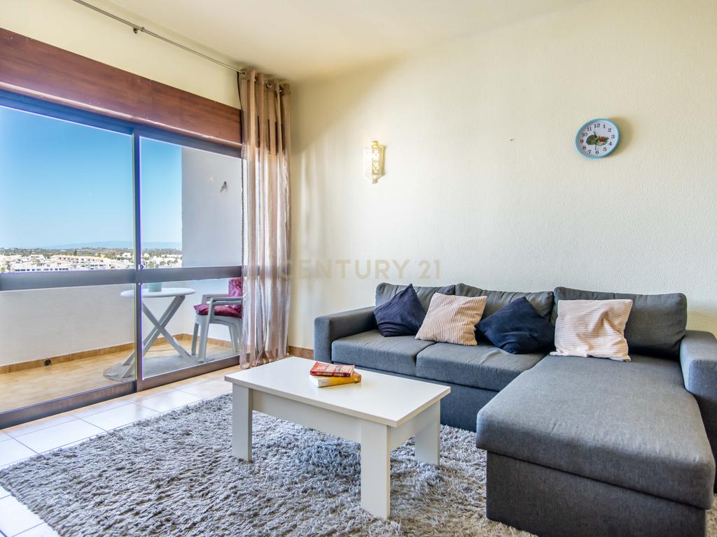 Apartamento T1 com Vista Parcial de Mar, Elevador e Garagem - Image 3