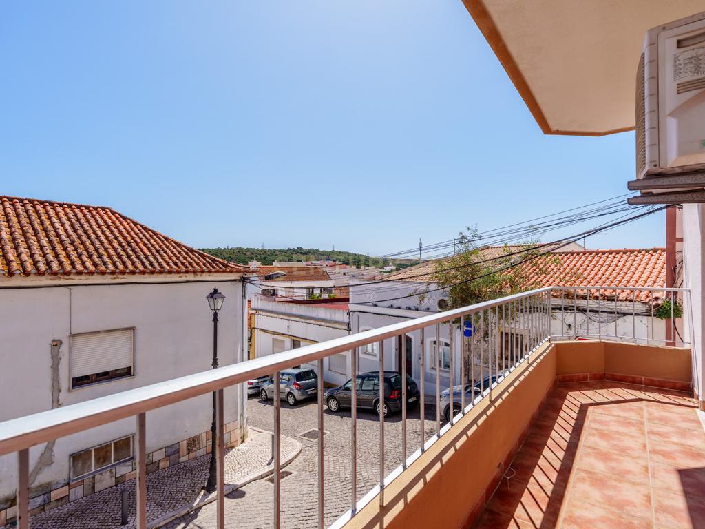 T2 renovado com varanda e terraço no Centro Histórico de Silves - Image 11