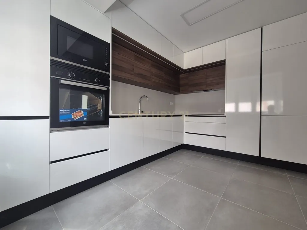 T2 totalmente remodelado com 71m2 em prédio remodelado – Amadora – 5min a pé da Estação CP - Image 5