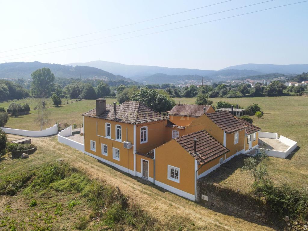 Moradia T7 tradicional em bom estado com varanda coberta, pátio, piscina, terraço coberta, vistas boas e jardim numa localização sossegada perto do centro de Arganil e o rio Alva - Image 5