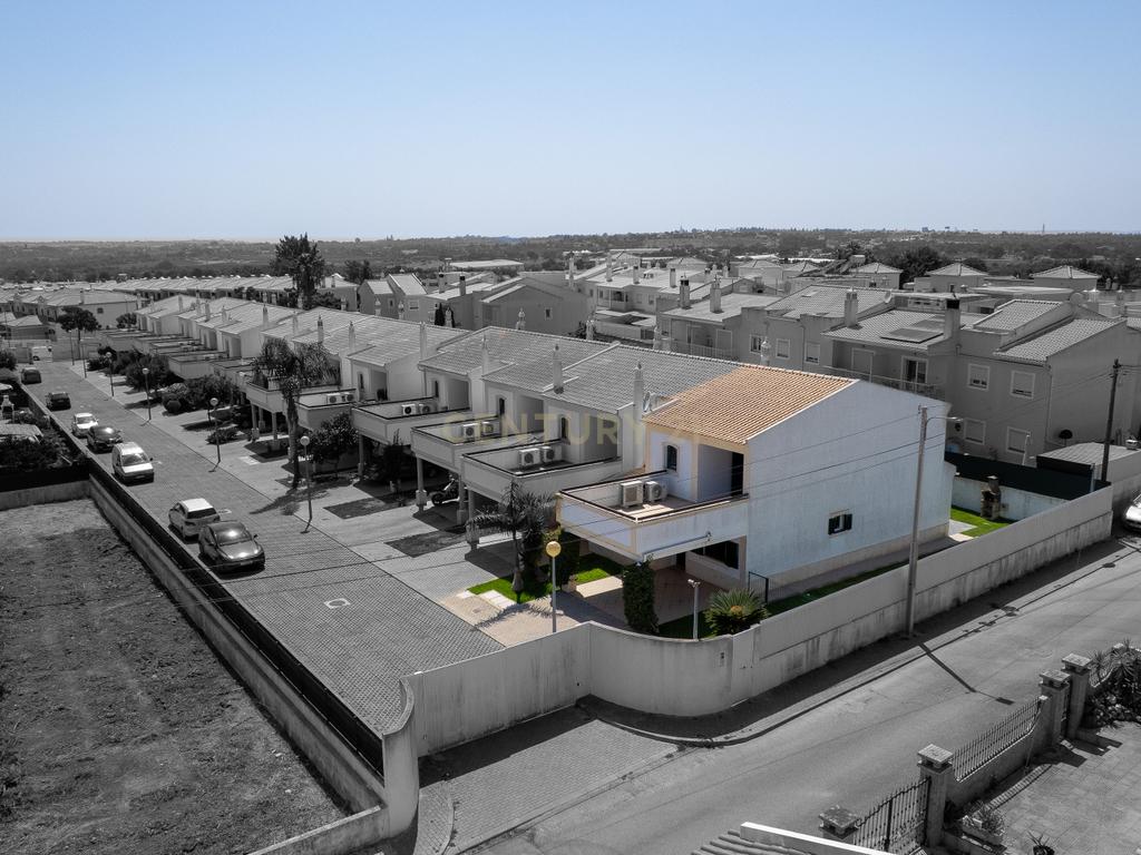 Moradia de Canto T2+2 com jardim em Condomínio Privado com Piscina – Ferreiras, Albufeira - Image 28