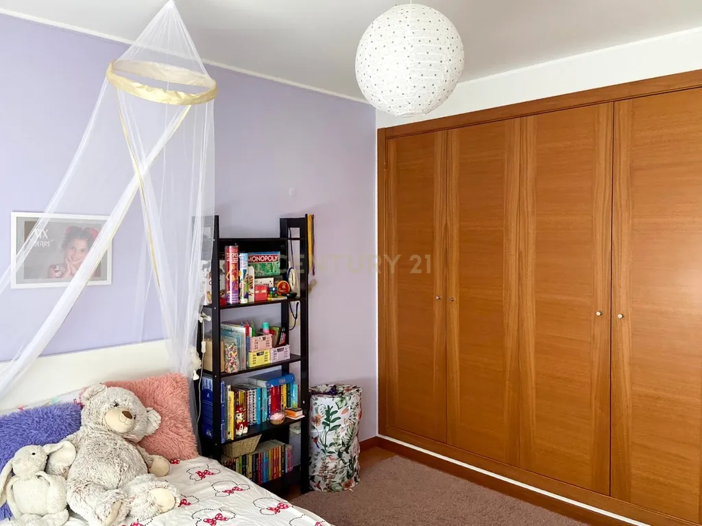 Apartamento T2 com Garagem em Localização Privilegiada - Image 6