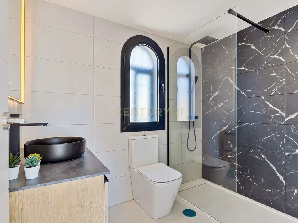 PENTHOUSE TOTALMENTE REMODELADA E PRONTA A ESTREAR COM VISTAS PANORÂMICAS PARA O MAR, DUAS VARANDAS E PISCINA EM MIJAS COSTA - Image 18