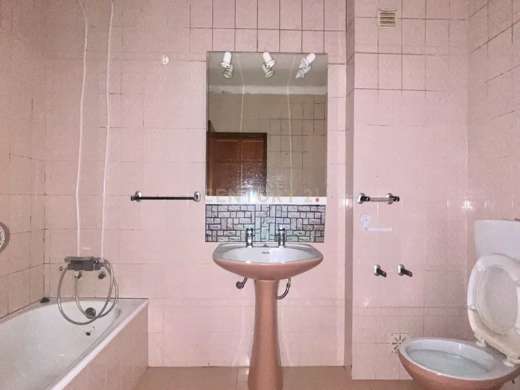 Apartamento T2 com Duas Varandas, no Centro do Pinhal Novo - Image 16