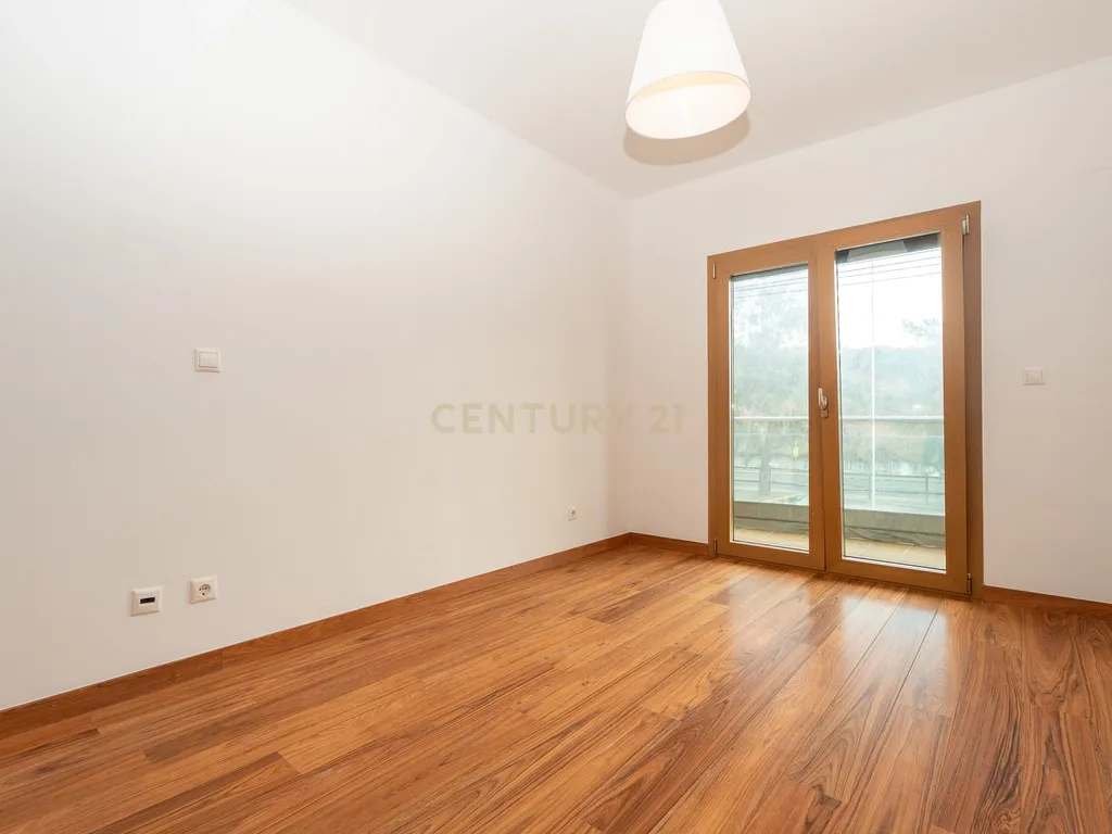 Apartamento de tipologia T3, com 2 varandas, 2 WC e box para 4 viaturas, situado no Jardim da Amoreira - Ramada em Odivelas. - Image 41