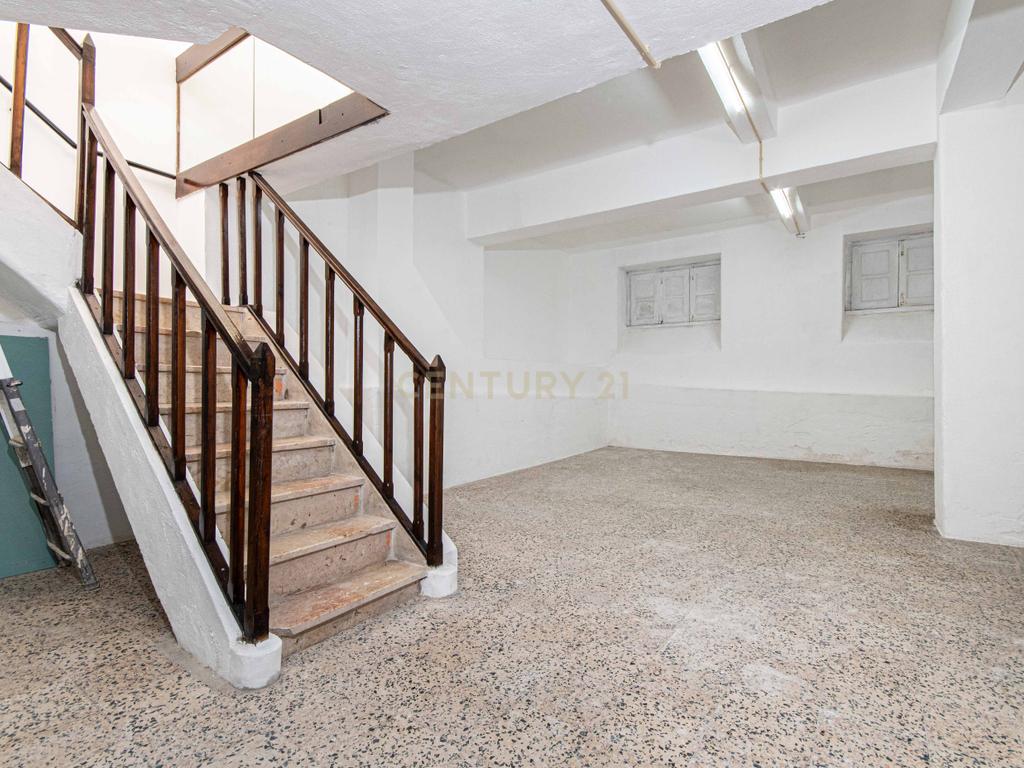Loja de 2 pisos com montra + Arrecadação convertida em estúdio remodelado com entradas independentes (Damaia) - Image 19