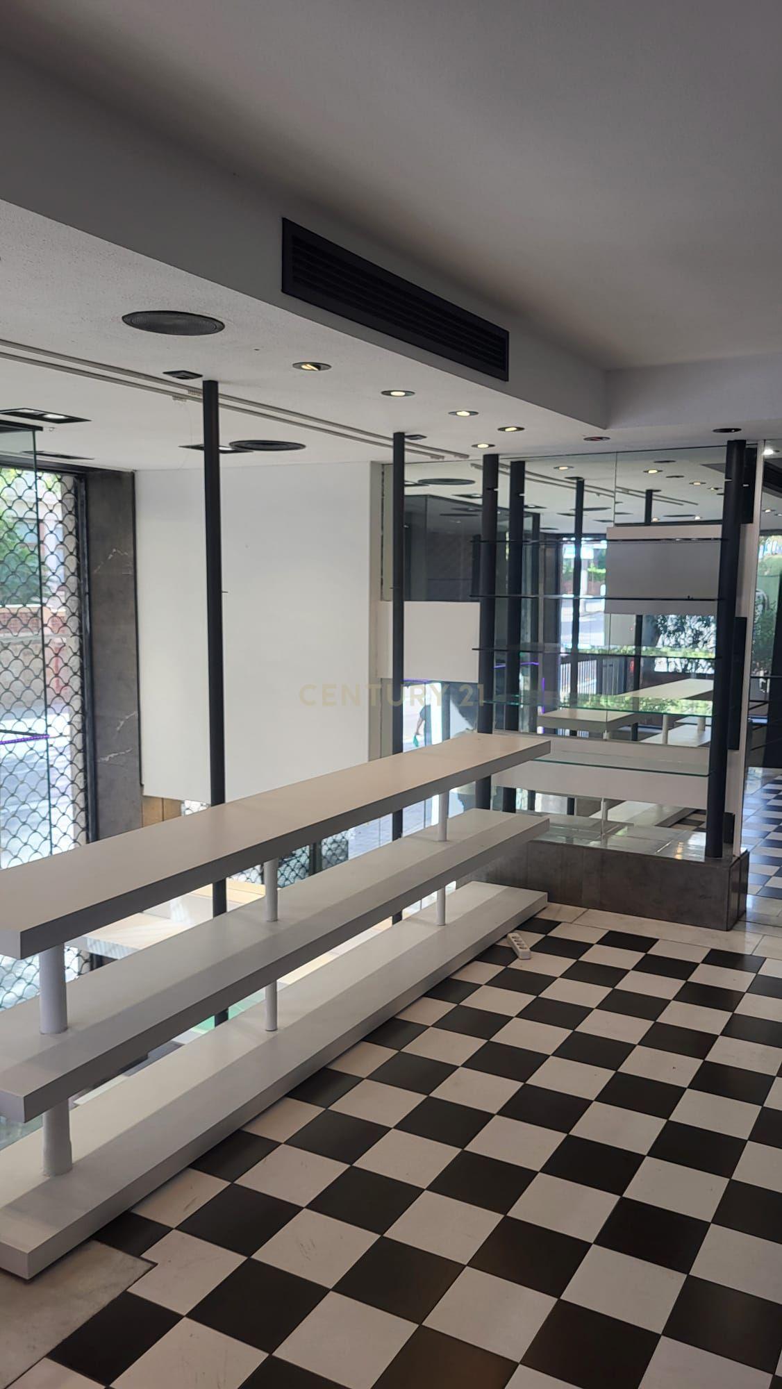 Local con Altillo en la Zona Más Deseada de Barcelona, al lado del edificio planeta.