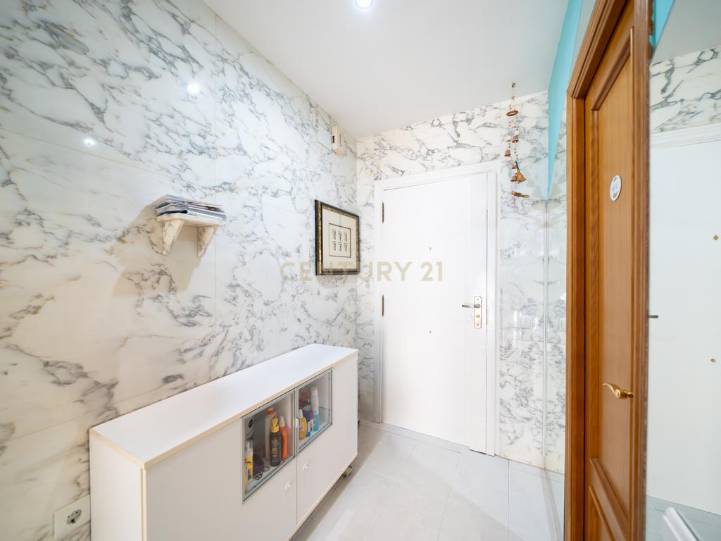 Apresentamos-lhe uma magnífica moradia em Cambrils — perfeita para quem procura conforto, estilo e excelente qualidade de vida na Costa Dourada. - Image 17