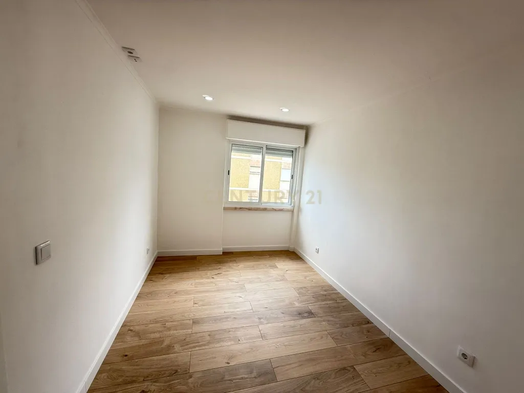 Apartamento T3 com Terraço/ Remodelação Total (Queluz) - Image 1
