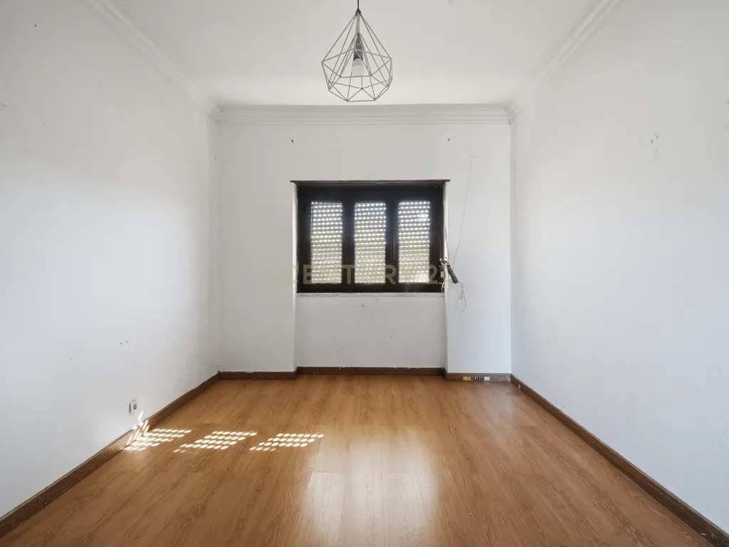 Moradia T7 de dois pisos com garagem, jardim e anexos | Terreno 894 m² na Paz em Mafra - Image 20