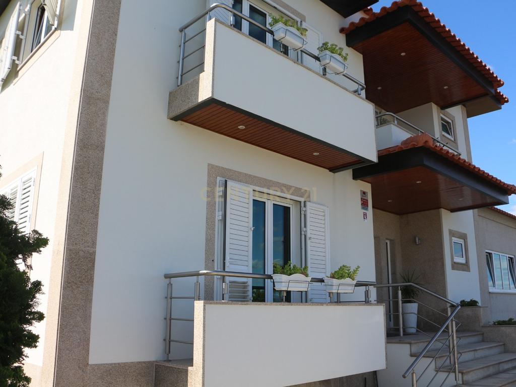 Moradia T5 em Casais Novos, Penafiel- Onde os sonhos em família ganham vida  - Image 2