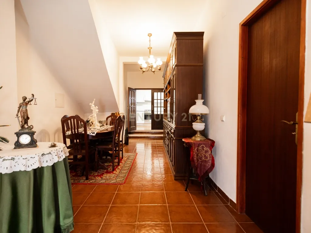 Moradia T5 com Terraço e Espaço Exterior - Image 6