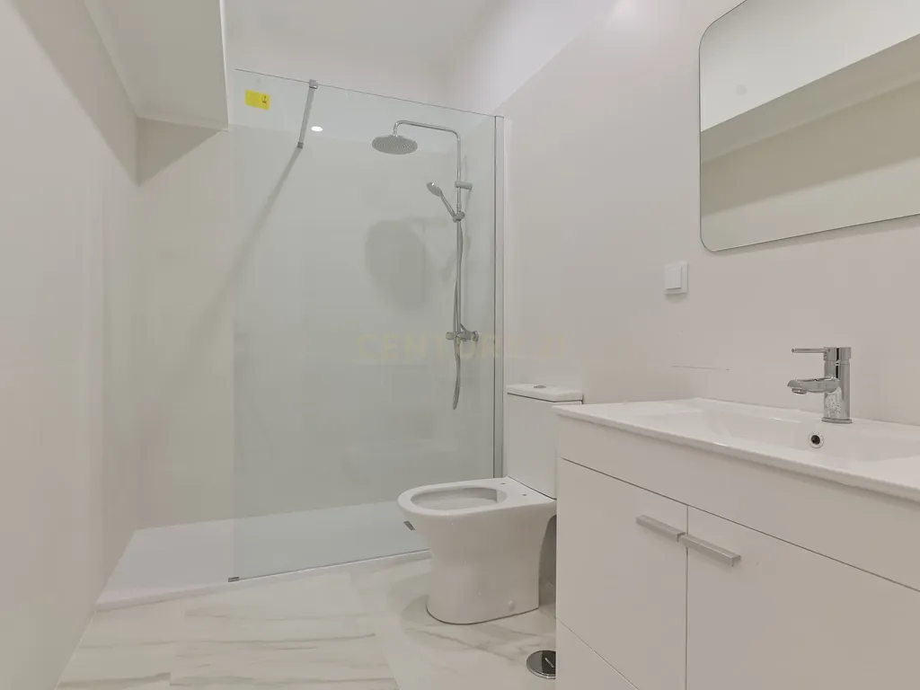 * RESERVADO * Apartamento T2 renovado para arrendamento em São Domingos de Benfica, Lisboa - Image 12