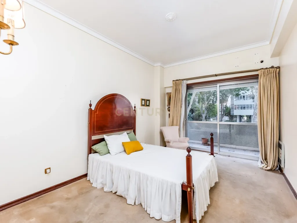 Espetacular Apartamento T5 com Terraço e Garagem, em São Domingos de Benfica, Lisboa - Image 9