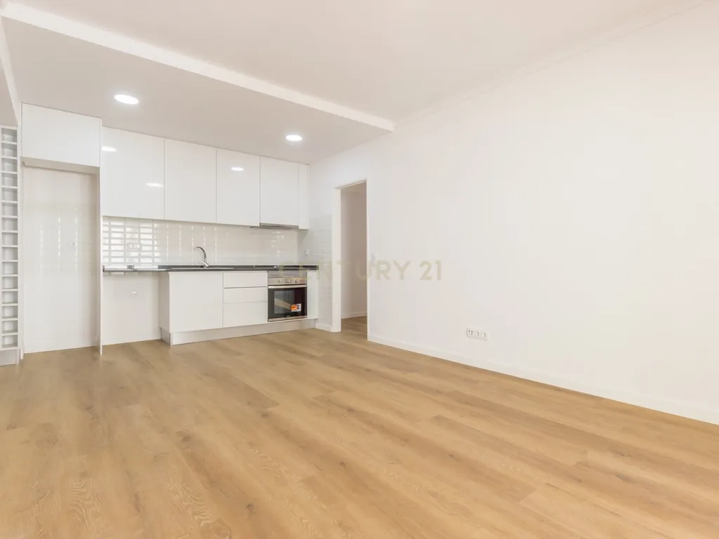 Apartamento T2 Remodelado - Sobreda *RESERVADO* - Image 16