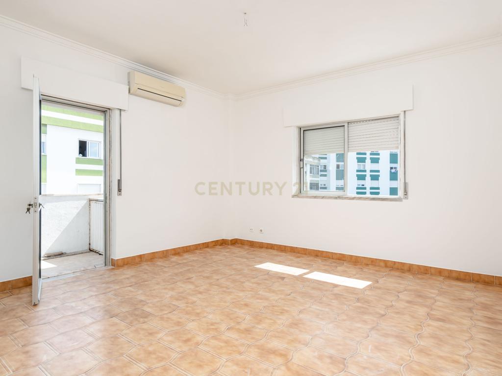 Apartamento T2 em Corroios, Seixal - Oportunidade Única! - Image 2