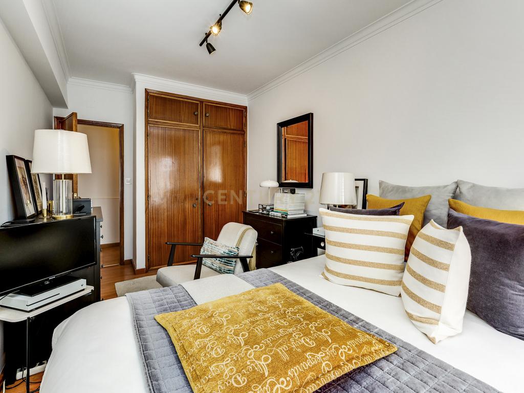 Apartamento T3 Renovado com Vista Panorâmica no Cacém, Sintra, Lisboa - Image 9