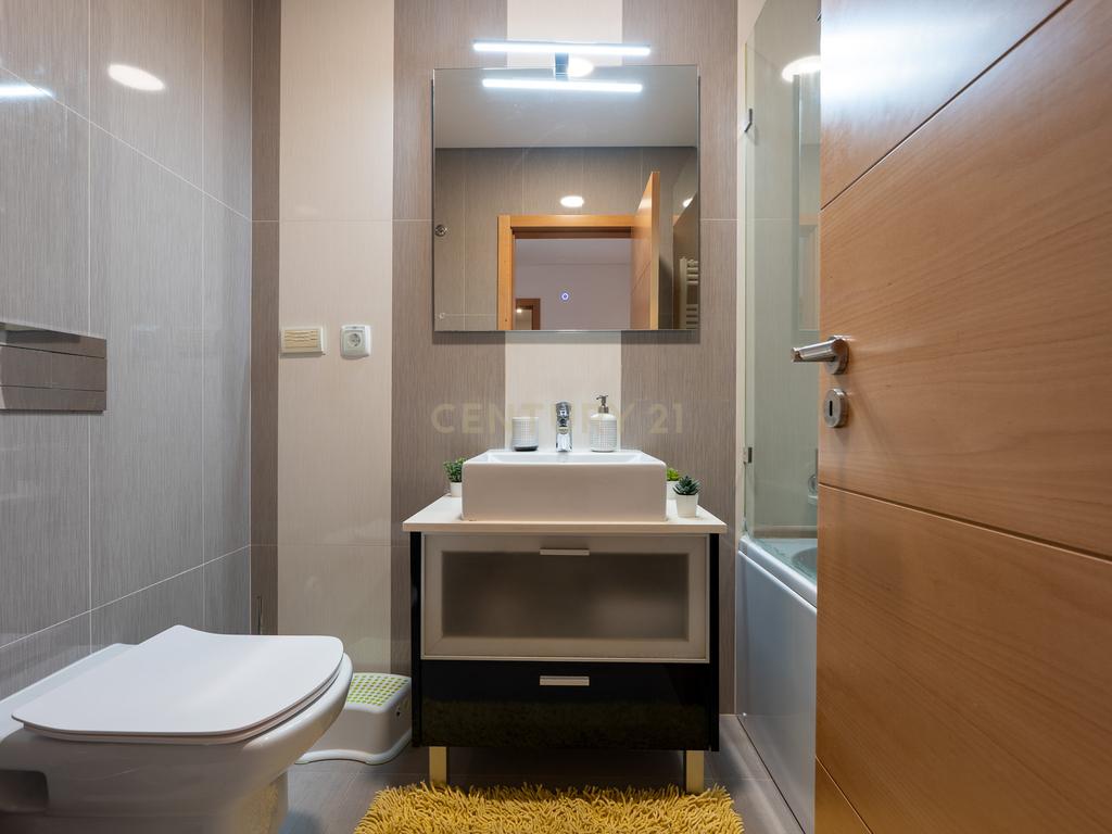 Apartamento de tipologia T3, com 2 varandas, 2 WC e box para 4 viaturas, situado no Jardim da Amoreira - Ramada em Odivelas. - Image 45