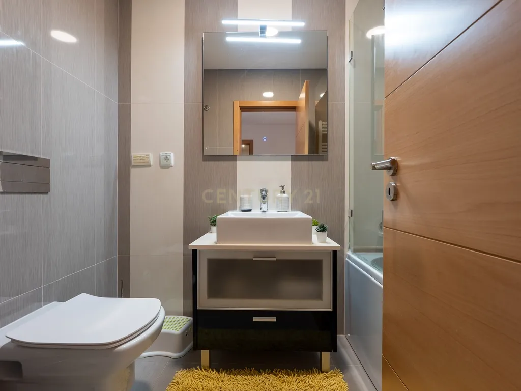 Apartamento de tipologia T3, com 2 varandas, 2 WC e box para 4 viaturas, situado no Jardim da Amoreira - Ramada em Odivelas. - Image 45