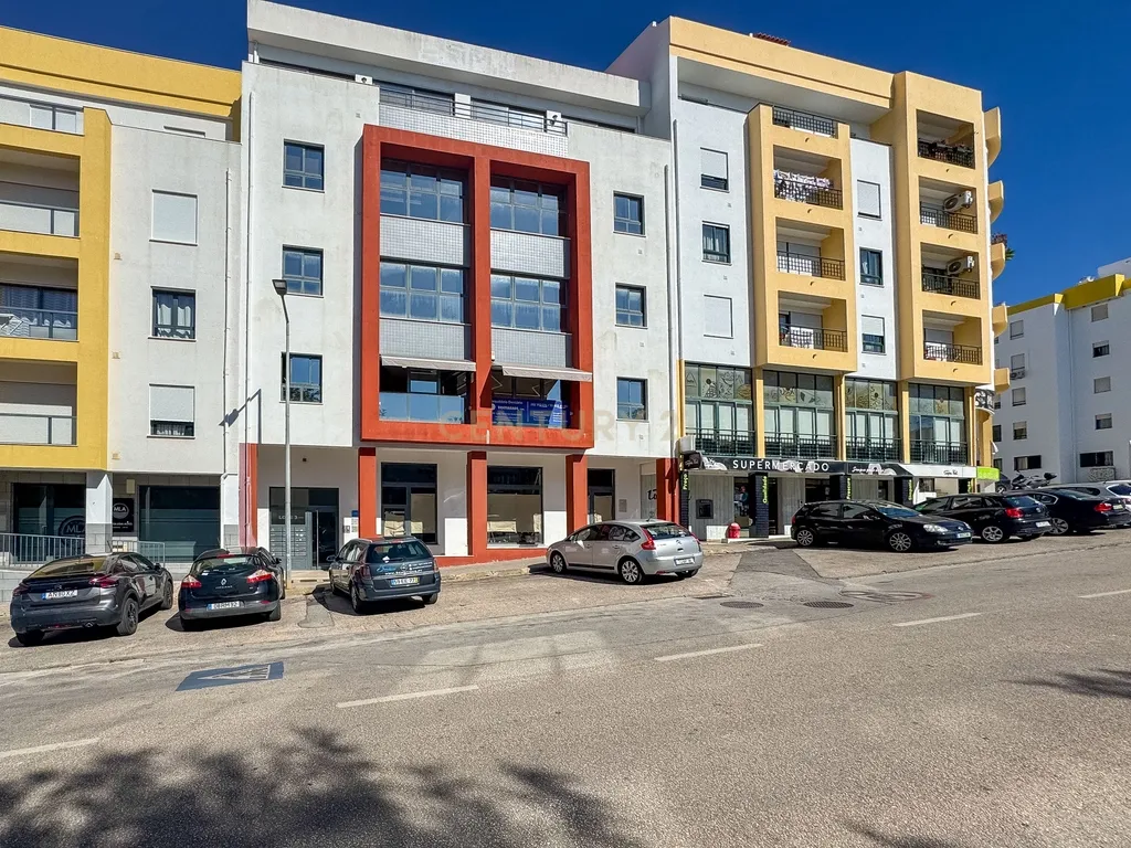 Escritório Moderno para arrendamento em Lagoa, Excelente Localização. - Image 17