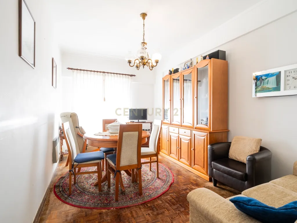 Apartamento T2 em Linda-a Velha - Excelente Localização com Garagem - Image 1