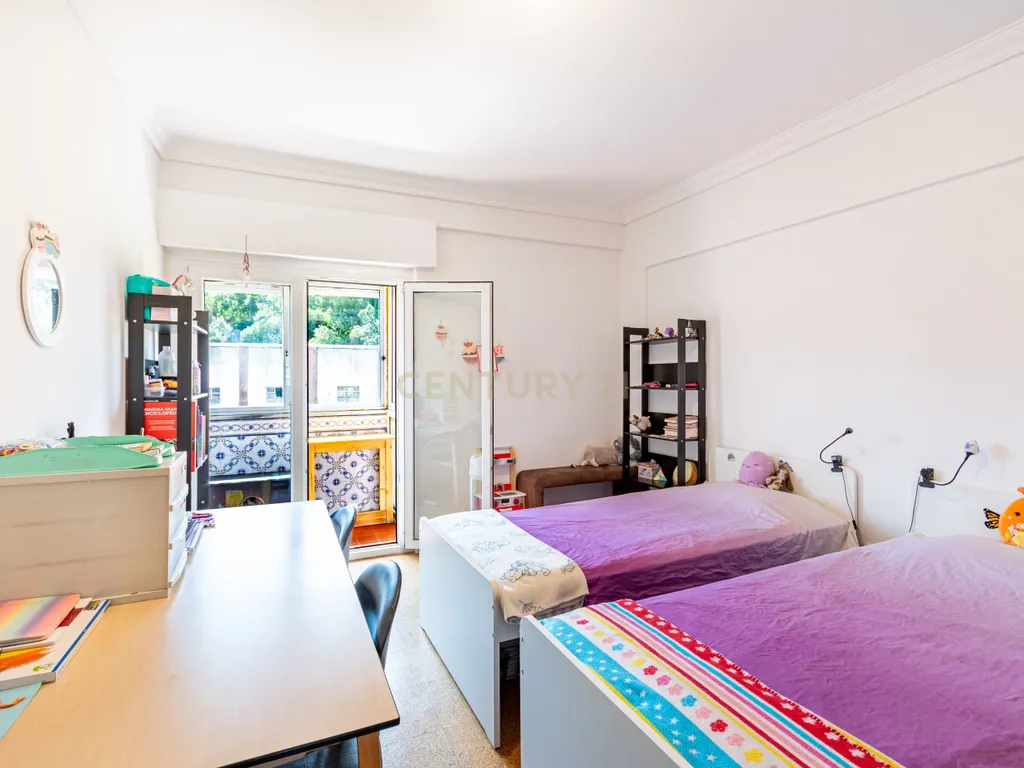 Apartamento T3 em Caneças com Vista e Luz Natural - Image 8