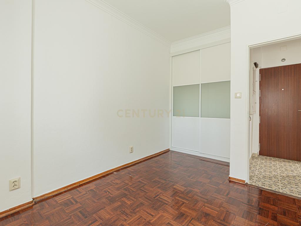 APARTAMENTO REMODELADO NO CENTRO DA COSTA DE CAPARICA - Image 13
