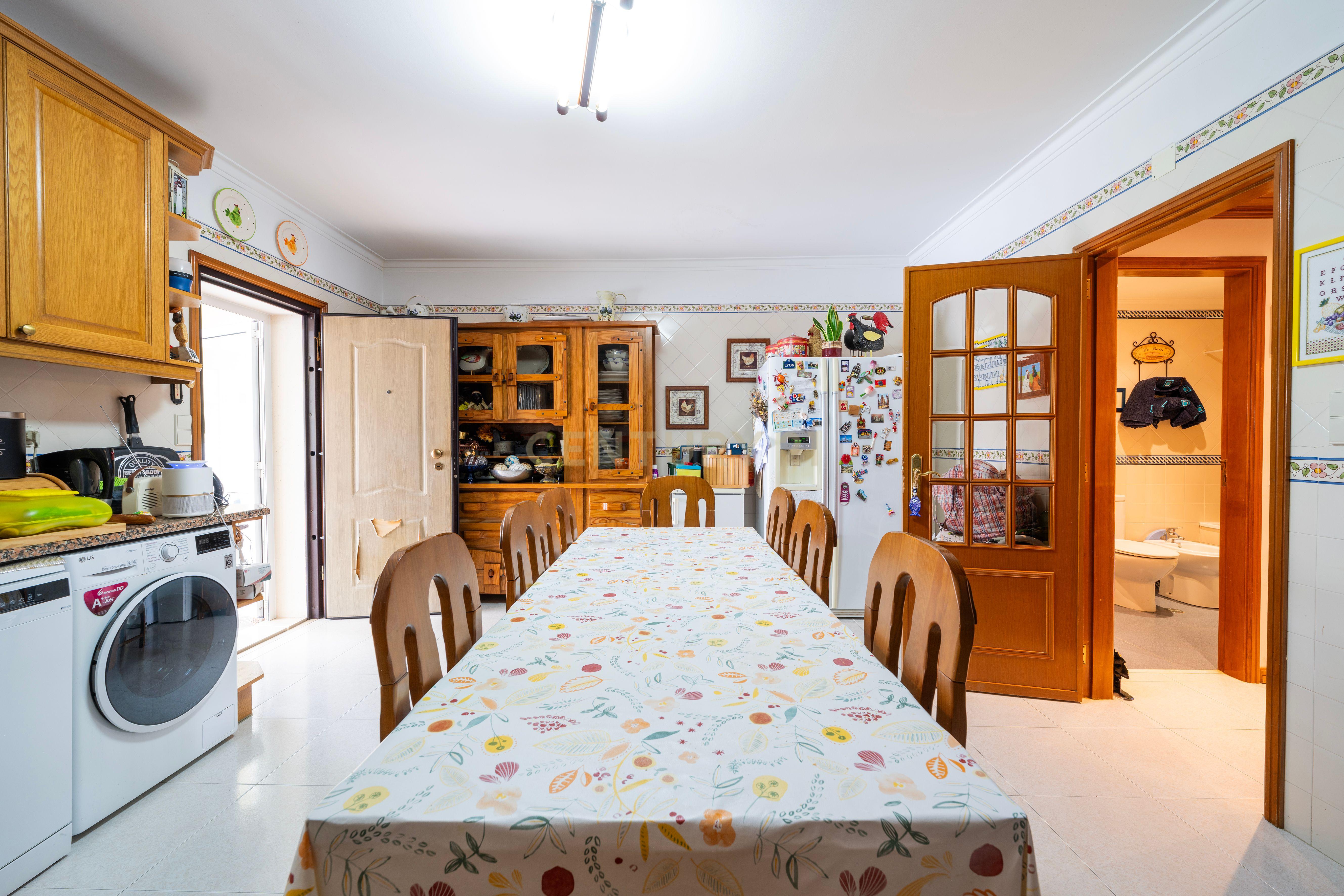 Fotografia 7 de (RESERVADA) Moradia, com 5 quartos, em Pinheiros de Azeitão, Setúbal - garagem e piscina