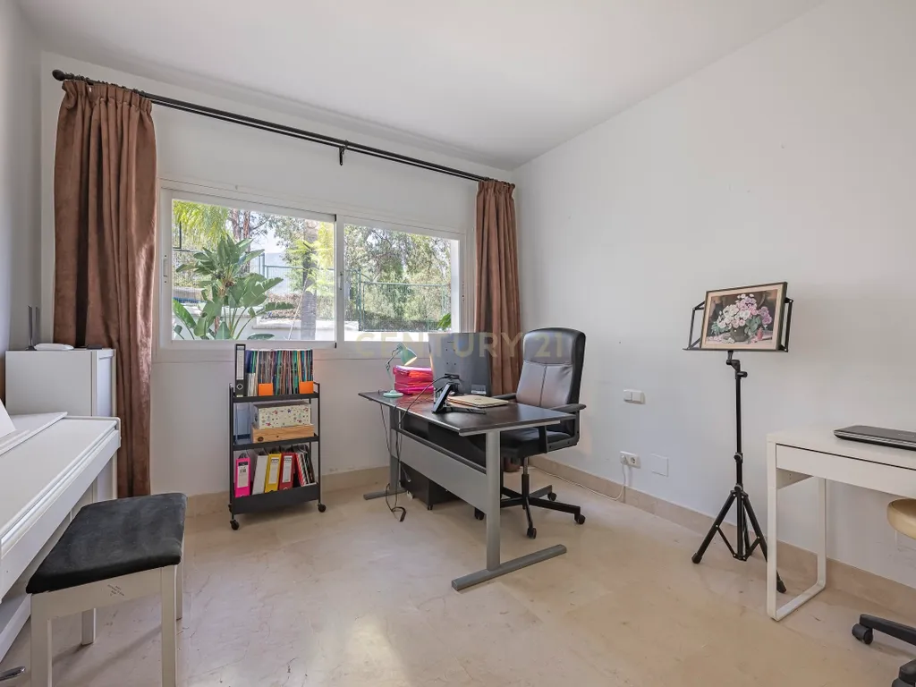Encantador apartamento de 3 quartos no piso térreo elevado com vista para o mar e para o jardim – Nueva Andalucía. - Image 21
