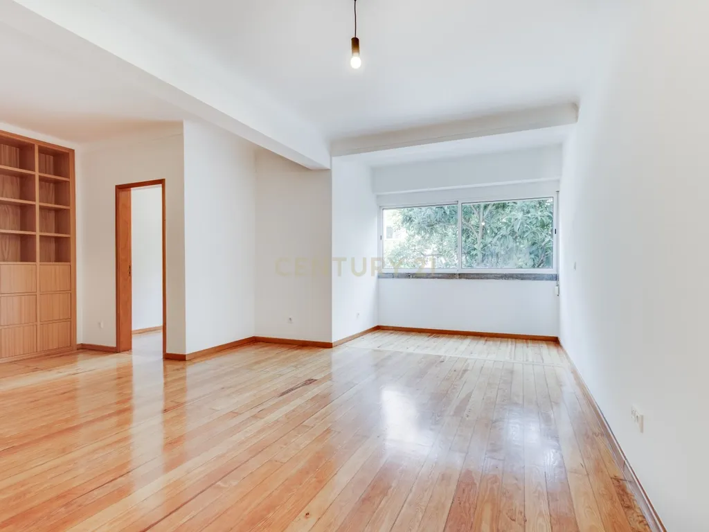 Apartamento T3 | 125 m² | Praça Pasteur – Lisboa - Image 1