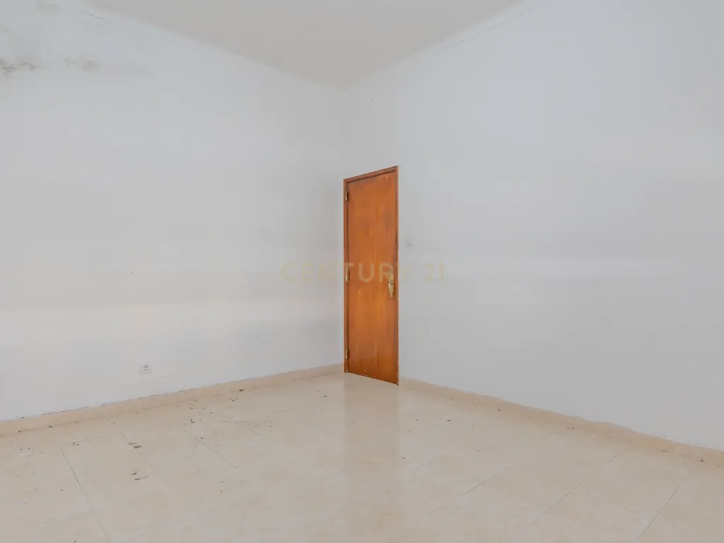 Moradia Isolada com Terreno de 1041 m² – Um Mundo de Possibilidades! - Image 6