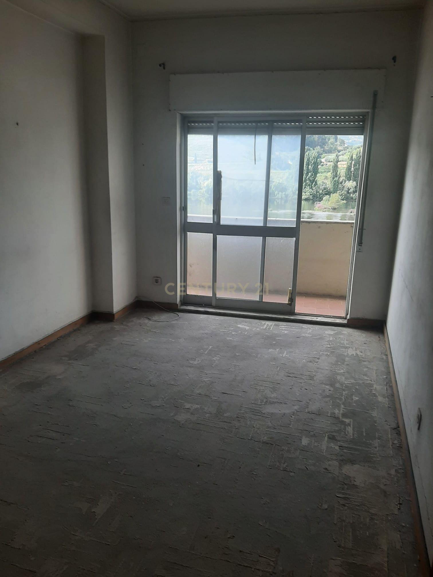 Fotografia 4 de Andar de prédio com 6 divisões, 3 WC, com afetação a serviços / escritórios junto ao rio Douro