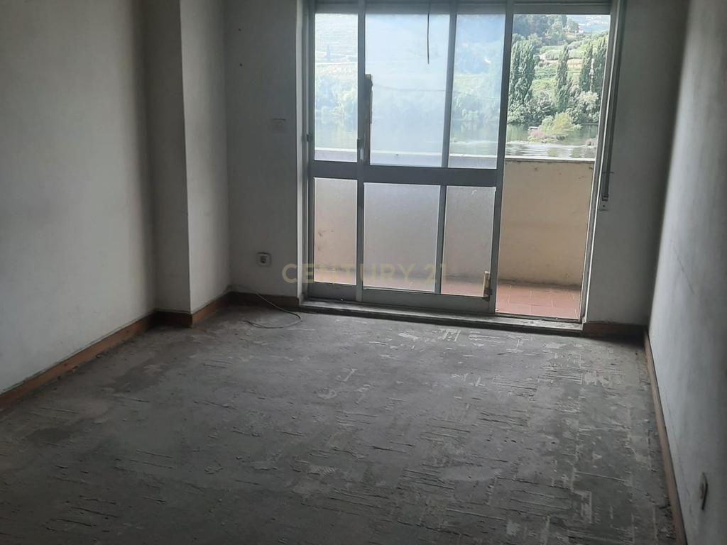 Andar de prédio com 6 divisões, 3 WC, com afetação a serviços / escritórios junto ao rio Douro - Image 4