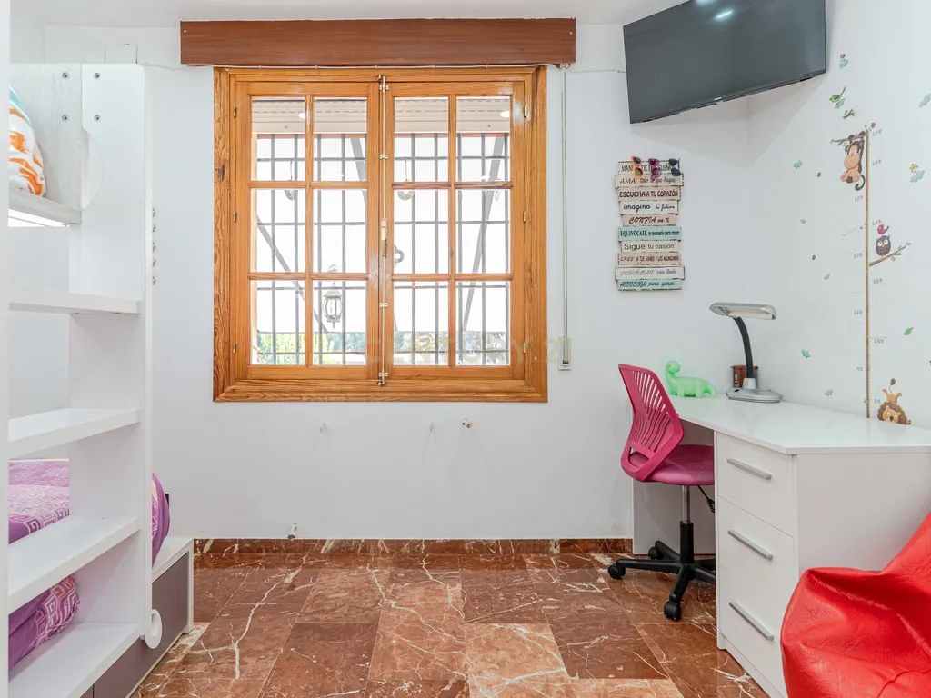 Moradia isolada em Otura com um terreno de 1.250 m², piscina, jardim e espaços para viver em paz - Image 30