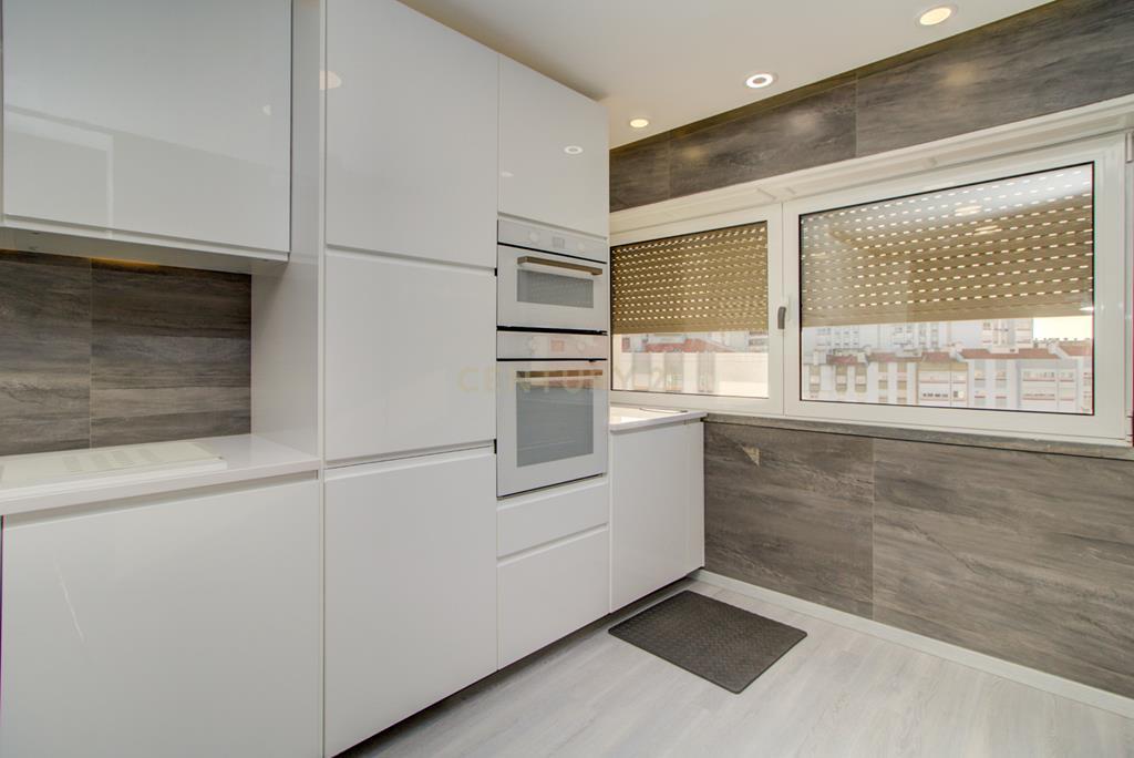 ARRENDA APARTAMENTO T2 -86 M2- COM ELEVADOR, EM MIRAFLORES, LINDA-A-VELHA - Image 4