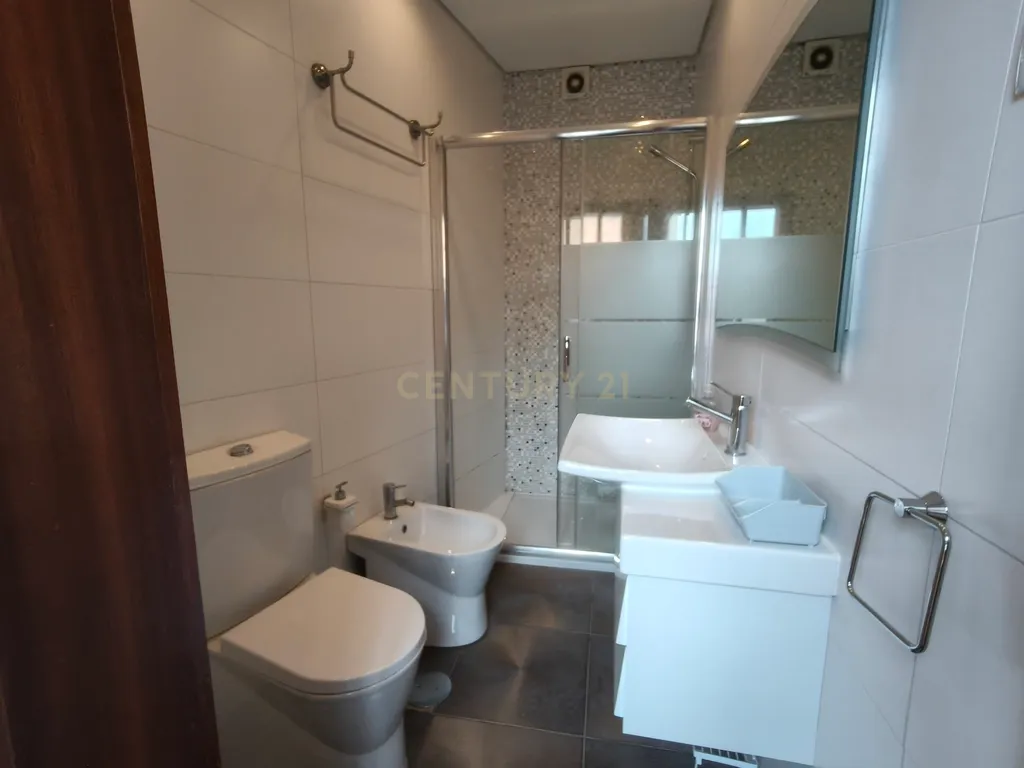 Apartamento T2 com varandas, mobilado no centro do Porto - Image 9