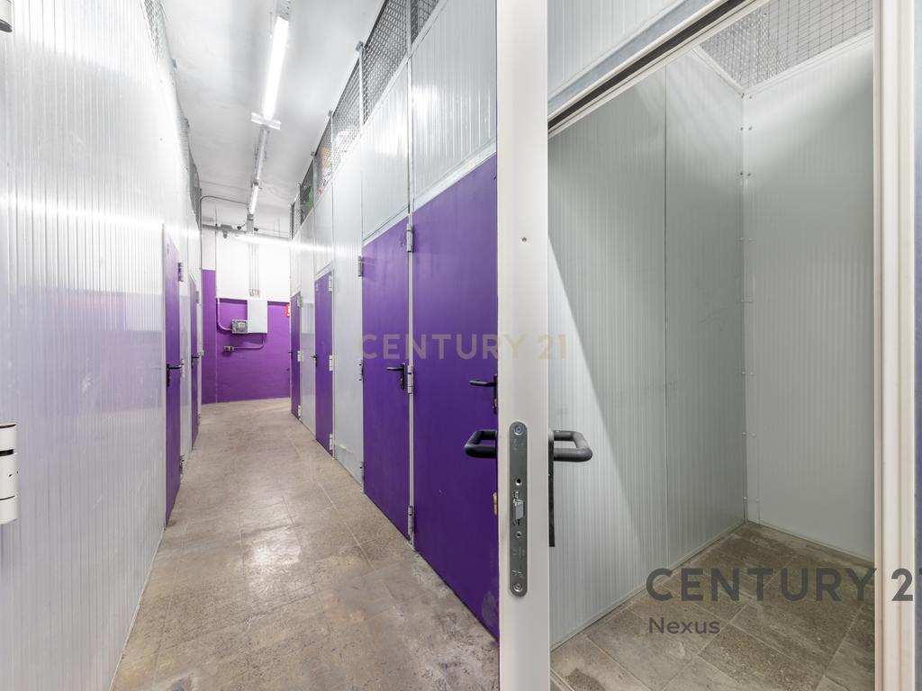 Investimento Excepcional em Ripollet! Lote com 63 Arrecadações Rentáveis, Estacionamento e Acesso Direto - Image 1