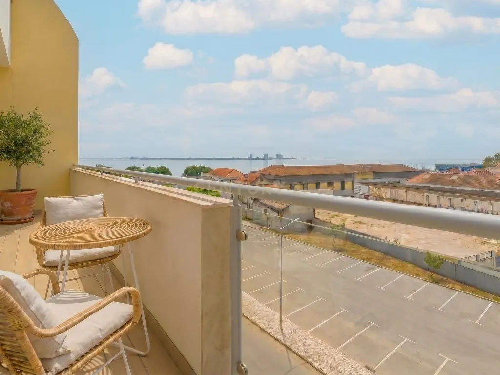 Apartamento T3 com Vista Rio, Varanda e Lugar de Parqueamento, na Saboaria, em Setúbal - Image 1