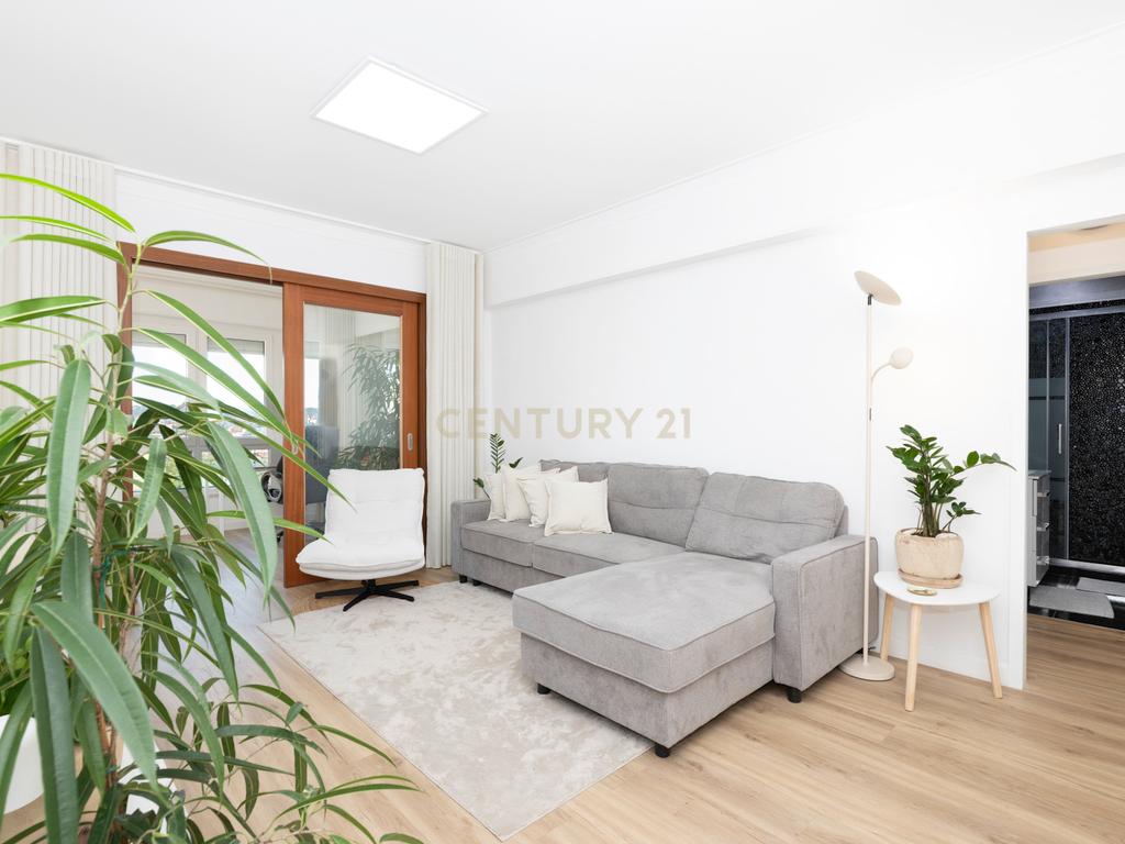 Apartamento T1 + Escritório totalmente remodelado - Image 1
